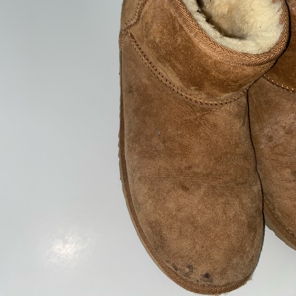 Used Ugg Boot’s - Size 6.5 in boys - Picture 2 of 6
